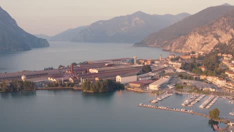 Ehrfürchtige-Luftaufnahme-Des-Lovere-hafens,-Iseo-seepanorama,-Lombardei-Italien