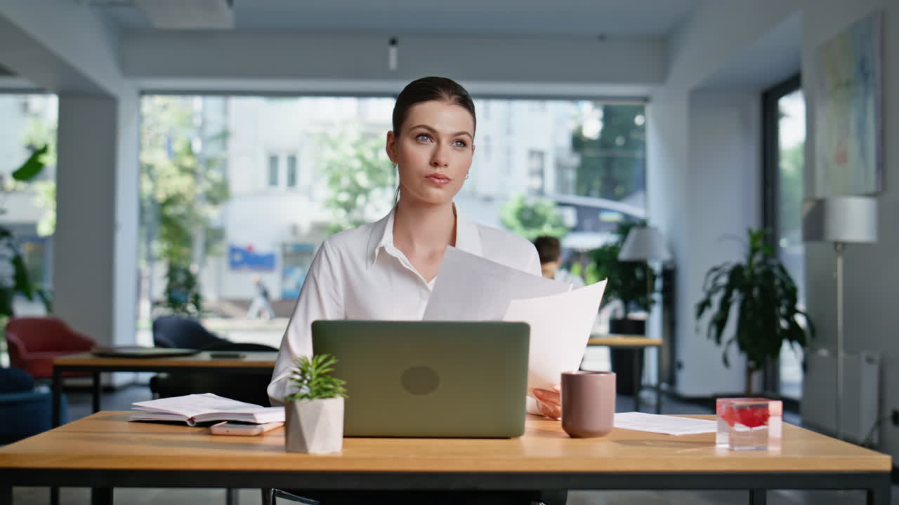 Primo piano di un contabile professionista che legge documenti in uno spazio di coworking