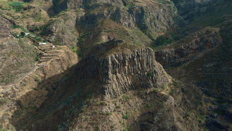 Vista-Aérea-En-órbita-Sobre-Estructuras-Montañosas-En-Los-Berrazales,-En-El-Valle-De-Agaete,-Isla-De-Gran-Canaria.