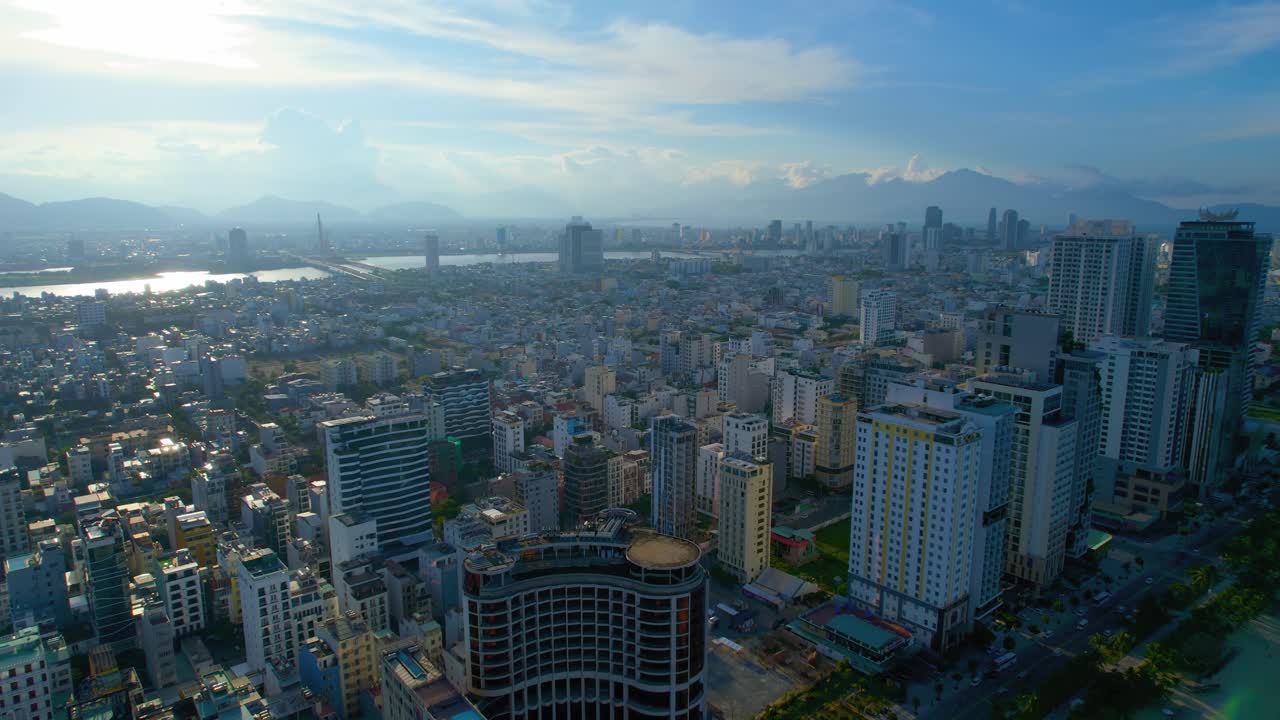 impresionante toma aérea de hoteles frente a la playa y paisaje urbano de la ciudad vietnamita central de da nang vietnam