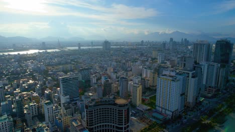 Impresionante-Toma-Aérea-De-Hoteles-Frente-A-La-Playa-Y-Paisaje-Urbano-De-La-Ciudad-Vietnamita-Central-De-Da-Nang-Vietnam