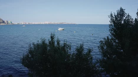 Barco-Frente-A-La-Costa-De-Alicante,-Costa-Blanca,-España,-Mediterráneo