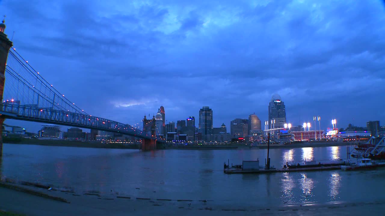 신시내티에 밤이 내리자 오하이오 강을 건너다