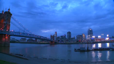 Schwenken-Sie-über-Den-Ohio-River,-Wenn-Die-Nacht-Auf-Cincinnati-.-Hereinbricht