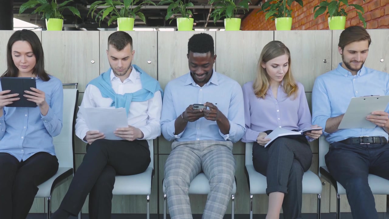 Gruppo eterogeneo di professionisti in attesa di un colloquio di lavoro