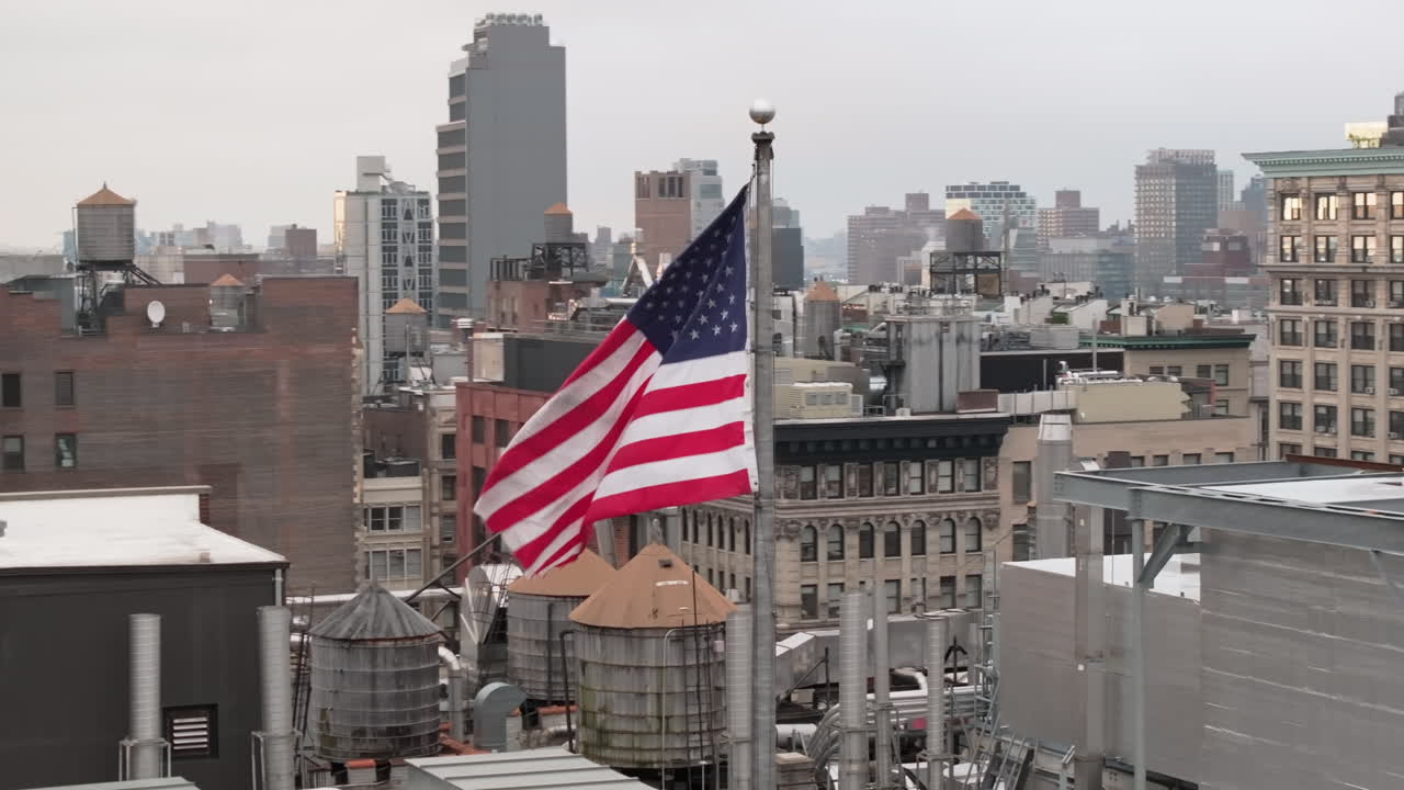 Veduta aerea della bandiera americana che sventola sopra New York City. Ripresa in una mattinata nuvolosa a Manhattan