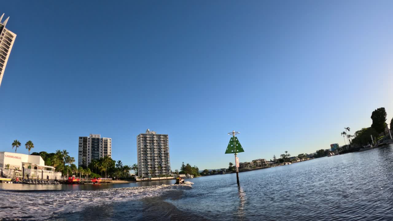 제트 스키가 골드 코스트 해역을 가로질러 이동하고 있습니다.