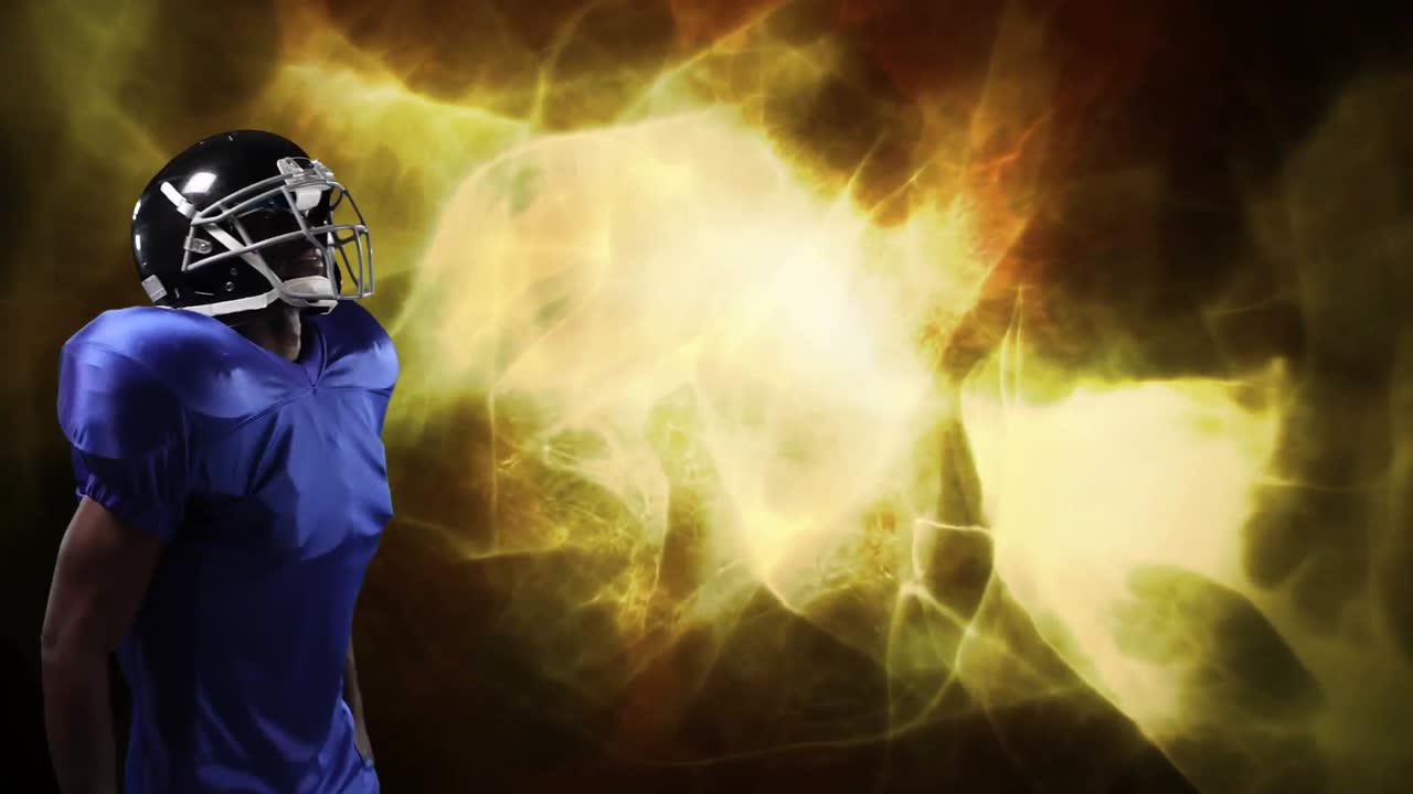 jugador de fútbol americano sosteniendo el casco sobre los senderos de luz