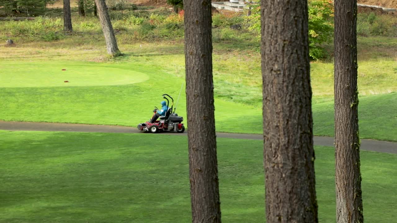 골프 코스 통로의 잔디 깎는 기계