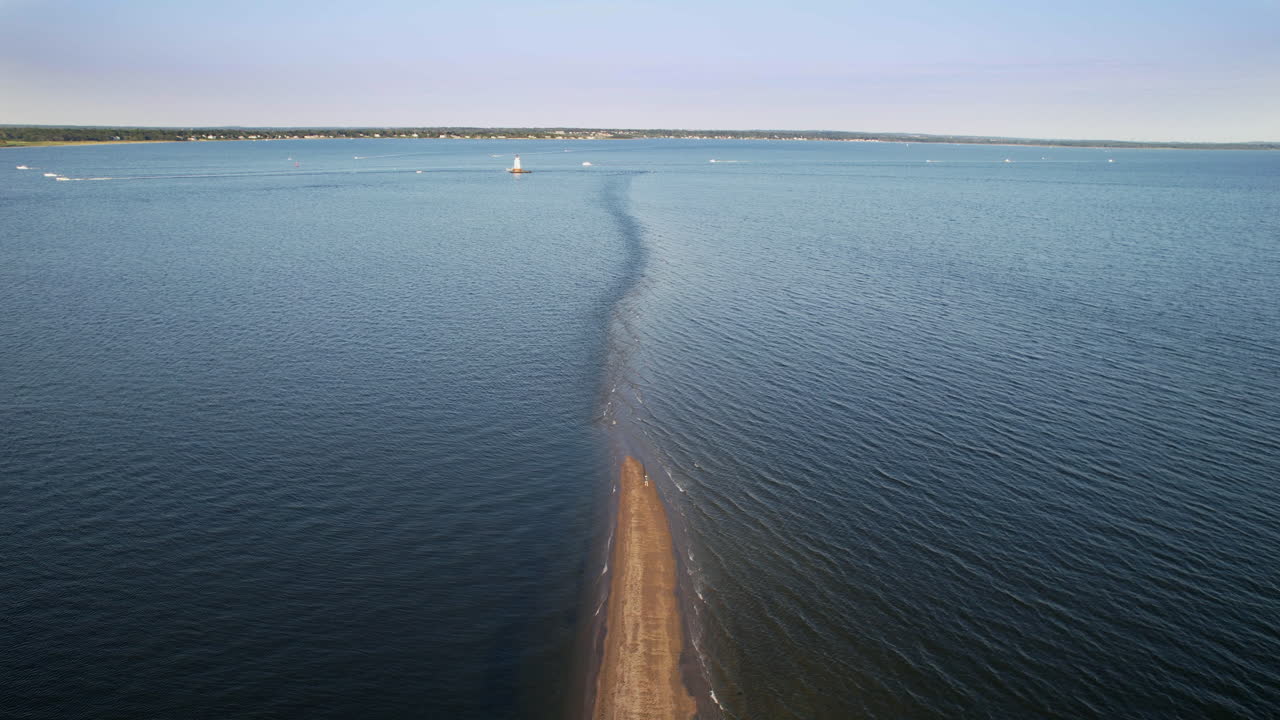 상류 때 모래판을 거의 고 있는 물의 공중 사진