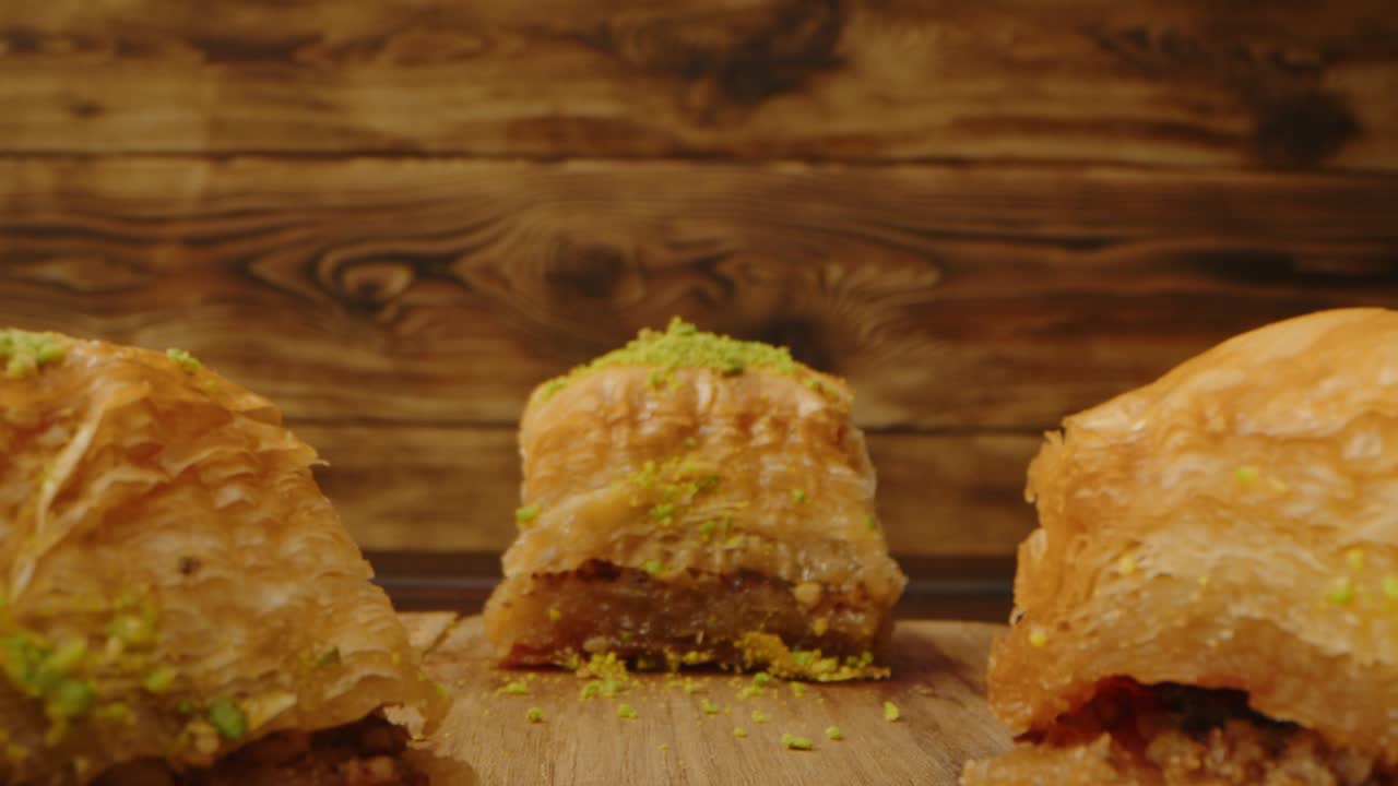 Ahşap arka plan üzerinde doğu tatlıları baklava, yakınlaştırma videosu.