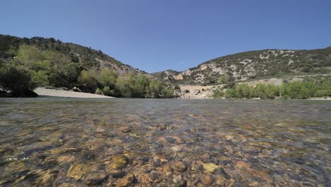 Agua-Clara-Frente-Al-Puente-Viejo-Al-Sur-De-Francia-Día-Soleado