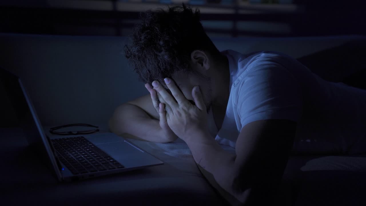 좌절된 젊은이가 울고 있습니다.