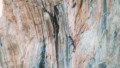 Escalar-Una-Montaña-Vertical-En-Grecia