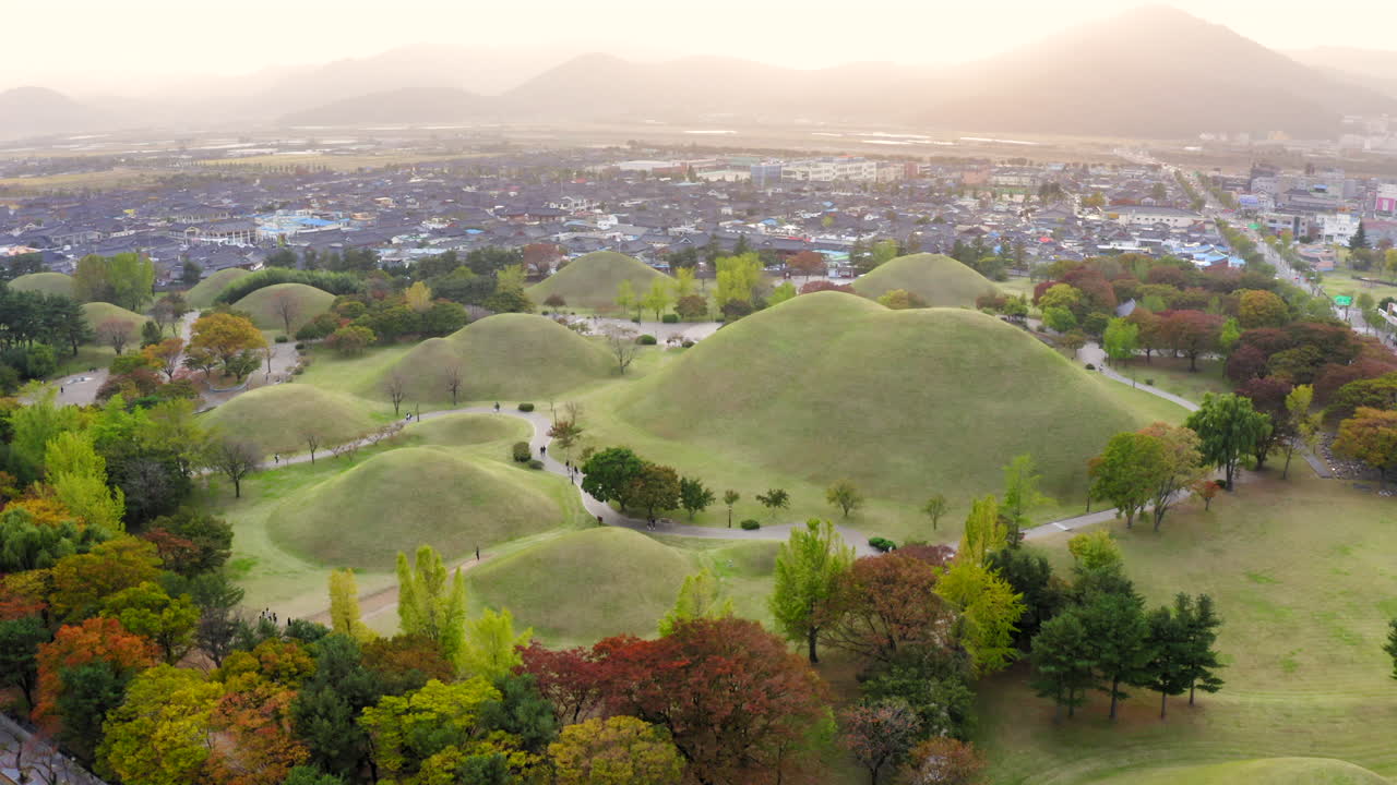 남한의 게옹주 (gyeongju) 의 역사적인 왕실 무덤과 도시 풍경의 항공 사진