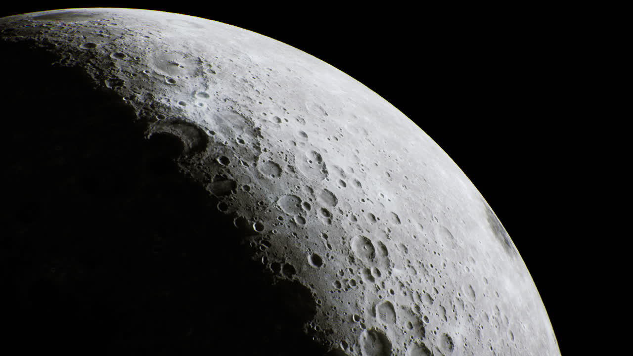 Superficie lunar majestuosa revela cráteres y texturas bajo un cielo nocturno estrellado
