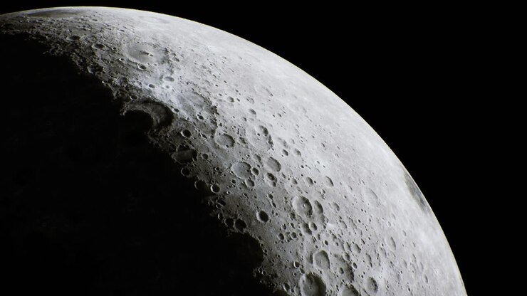 Superfície lunar majestosa revela crateras e texturas sob céu noturno estrelado