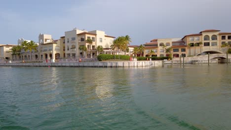 hermosos edificios que estan alrededor de la marina de cap cana