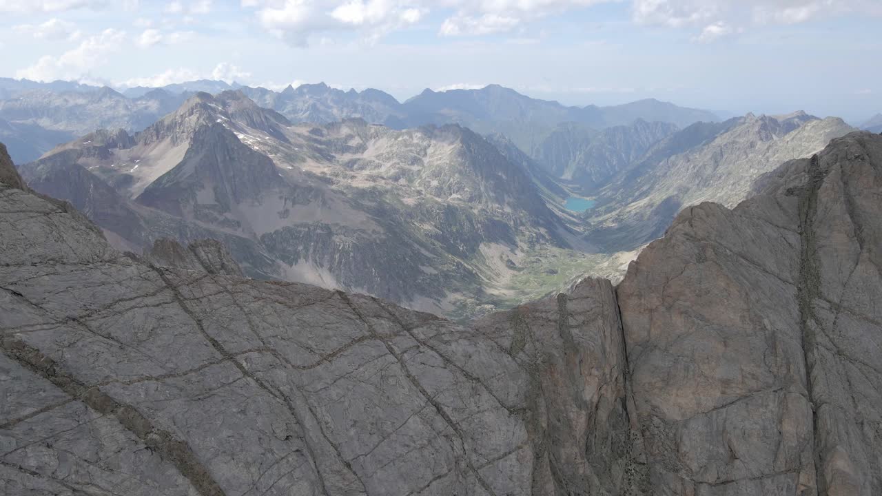 피레네 산맥의 포도나무 뒤에 있는 초록색 계곡을 보여주는 무인기의 영상