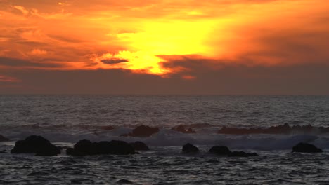 zonsondergang in monterey bay, californië.