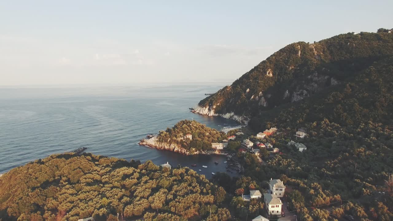 pueblo junto al mar en el monte pelion, grecia
