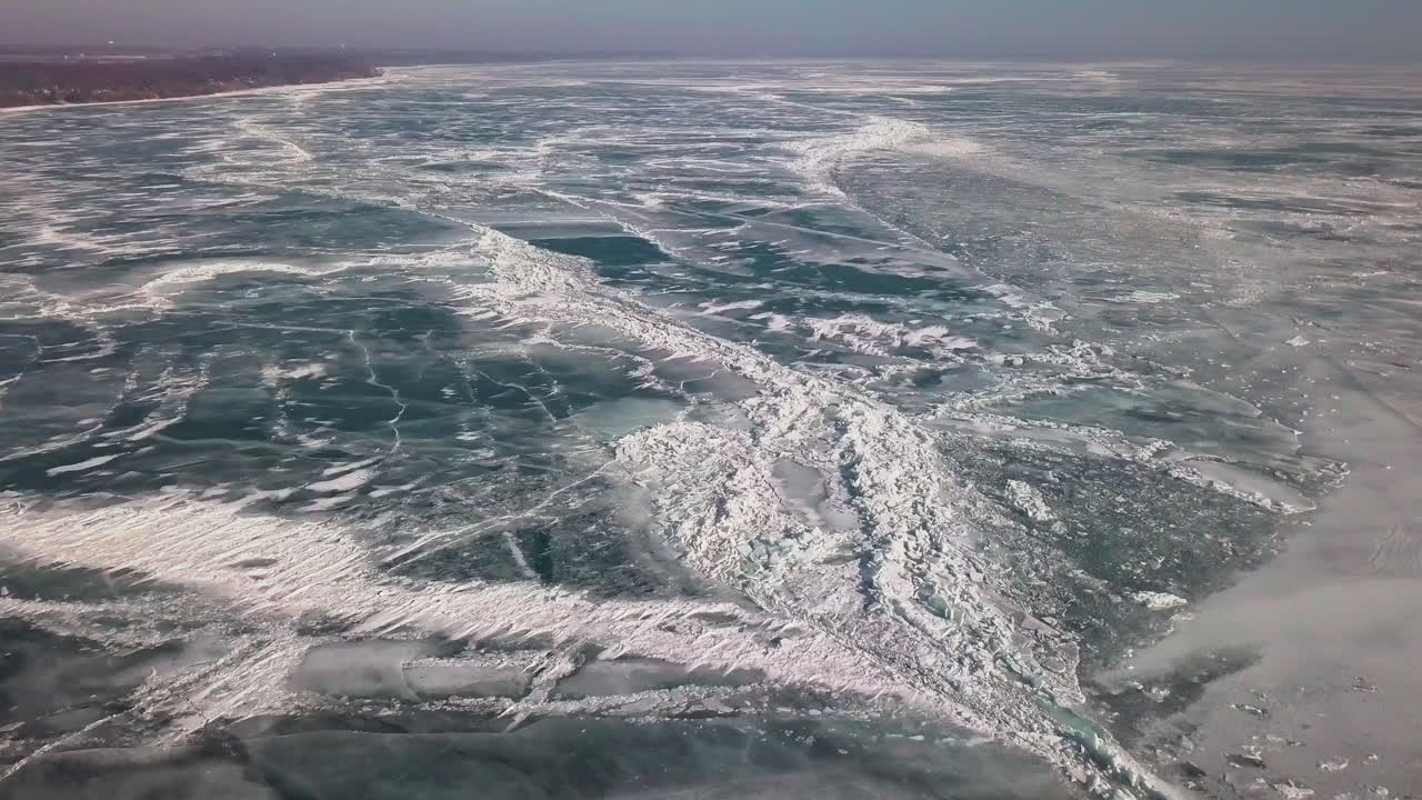 기록적인 영하의 기온을 기록한 후 온타리오 주 킹스빌의 에리 호숫가