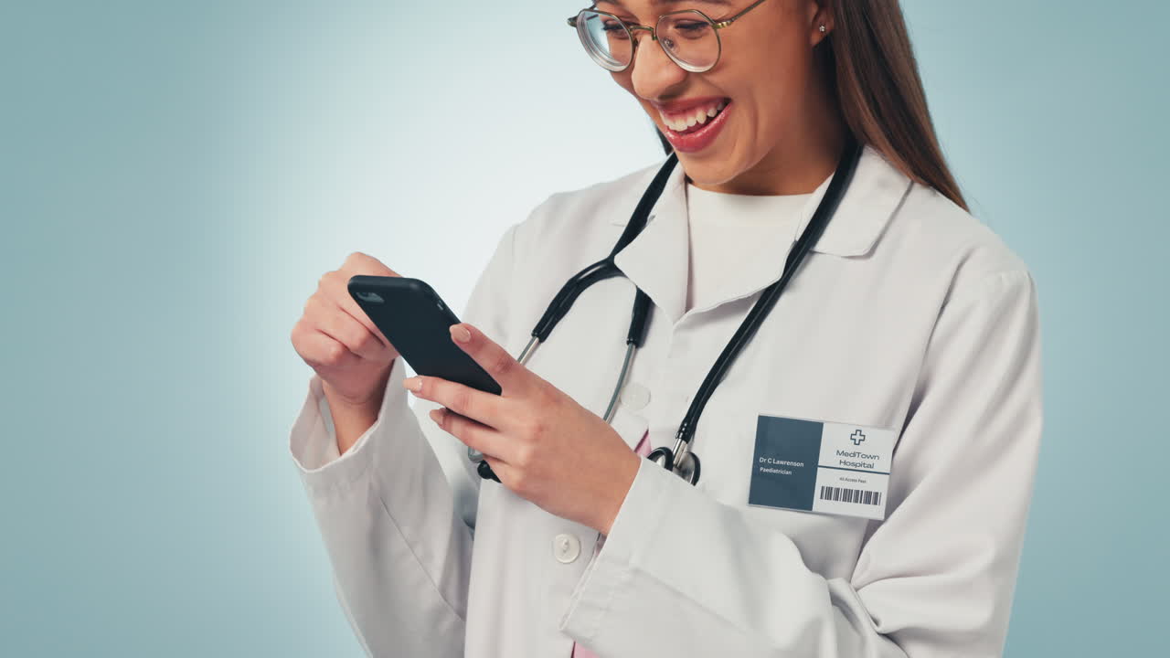 Doctora, mujer y teléfono para chatear en estudio