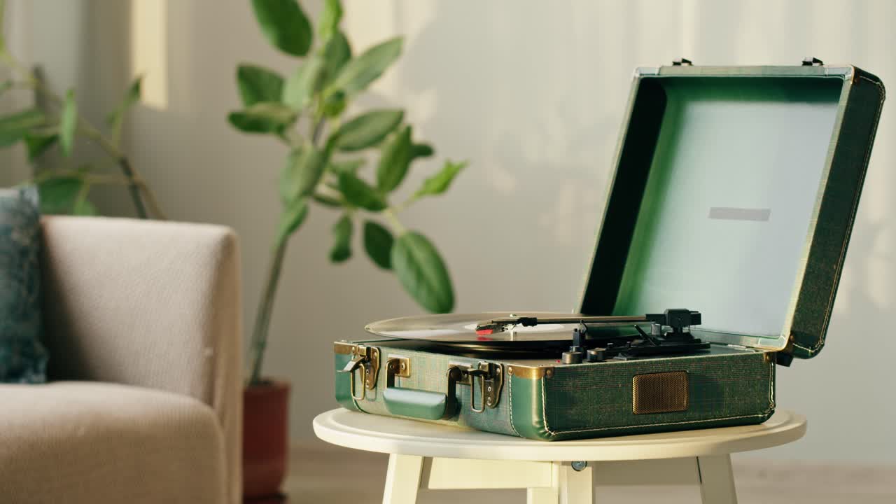 Giradischi vintage che riproduce un disco in vinile in un accogliente soggiorno.