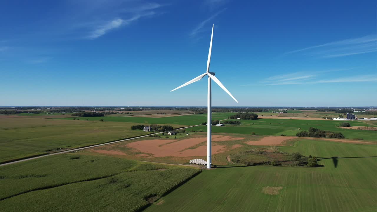 Una turbina eolica gira col vento nella campagna del Wisconsin.