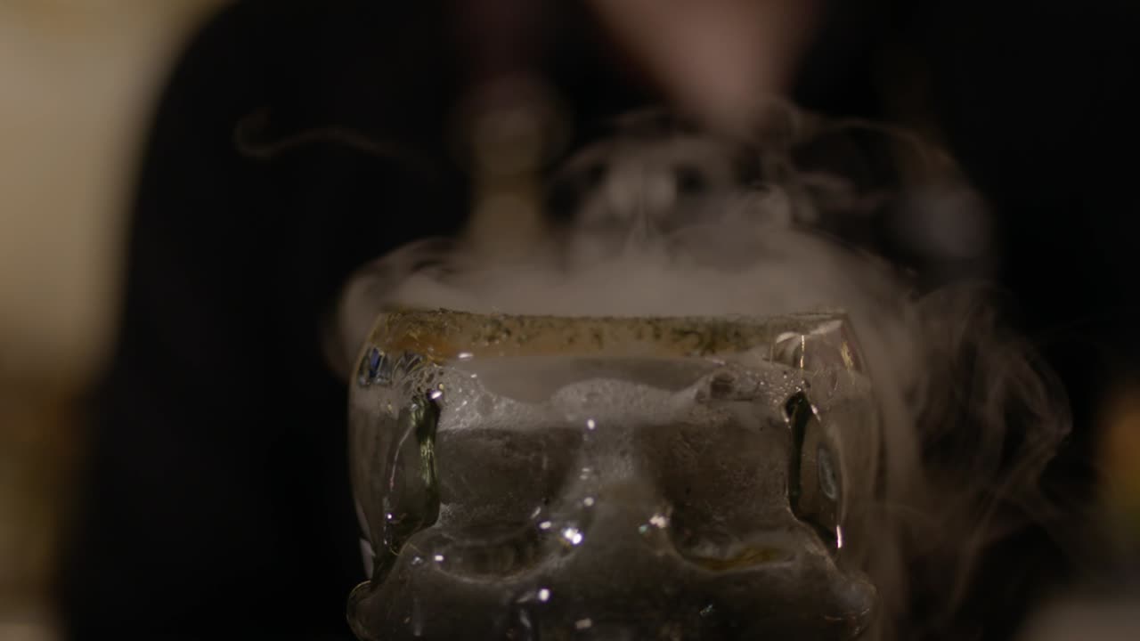 테일은 두개골 모양의 유리잔에 조심스럽게 부어, 다채로운 성분의 층으로 시각적으로 눈에 띄고 흥미진진한 프레젠테이션을 만니다.