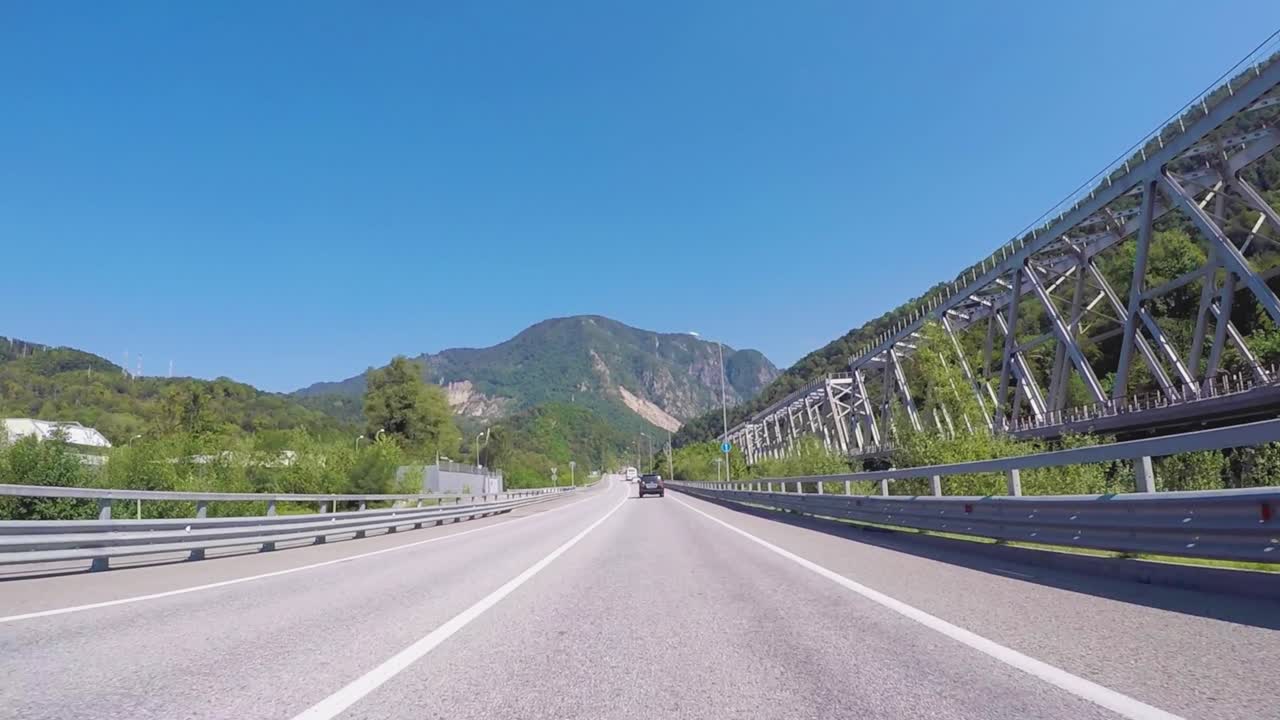 다리가 있는 산악 고속도로