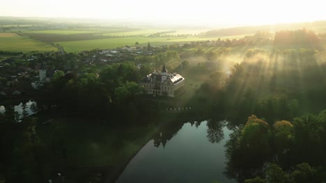 Vista-Aérea-Del-Paisaje-Alrededor-Del-Castillo-De-Radun-En-La-República-Checa-Al-Amanecer