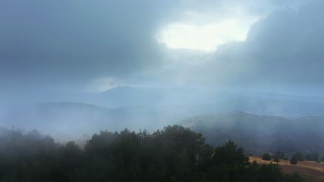 Drone-Volando-Sobre-Las-Montañas-En-Las-Nubes,-En-Cámara-Lenta