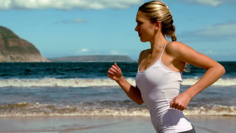 Fitte-Blondine-Joggt-Am-Strand