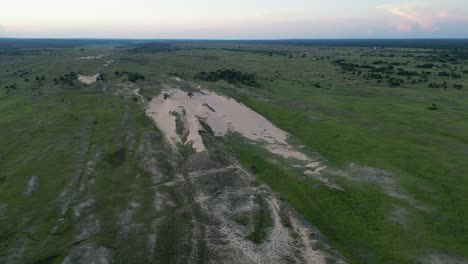 Landschaftsluft-Erhebt-Sich-über-Sanddüne-Inmitten-Grüner-Wiese,-Bolivien