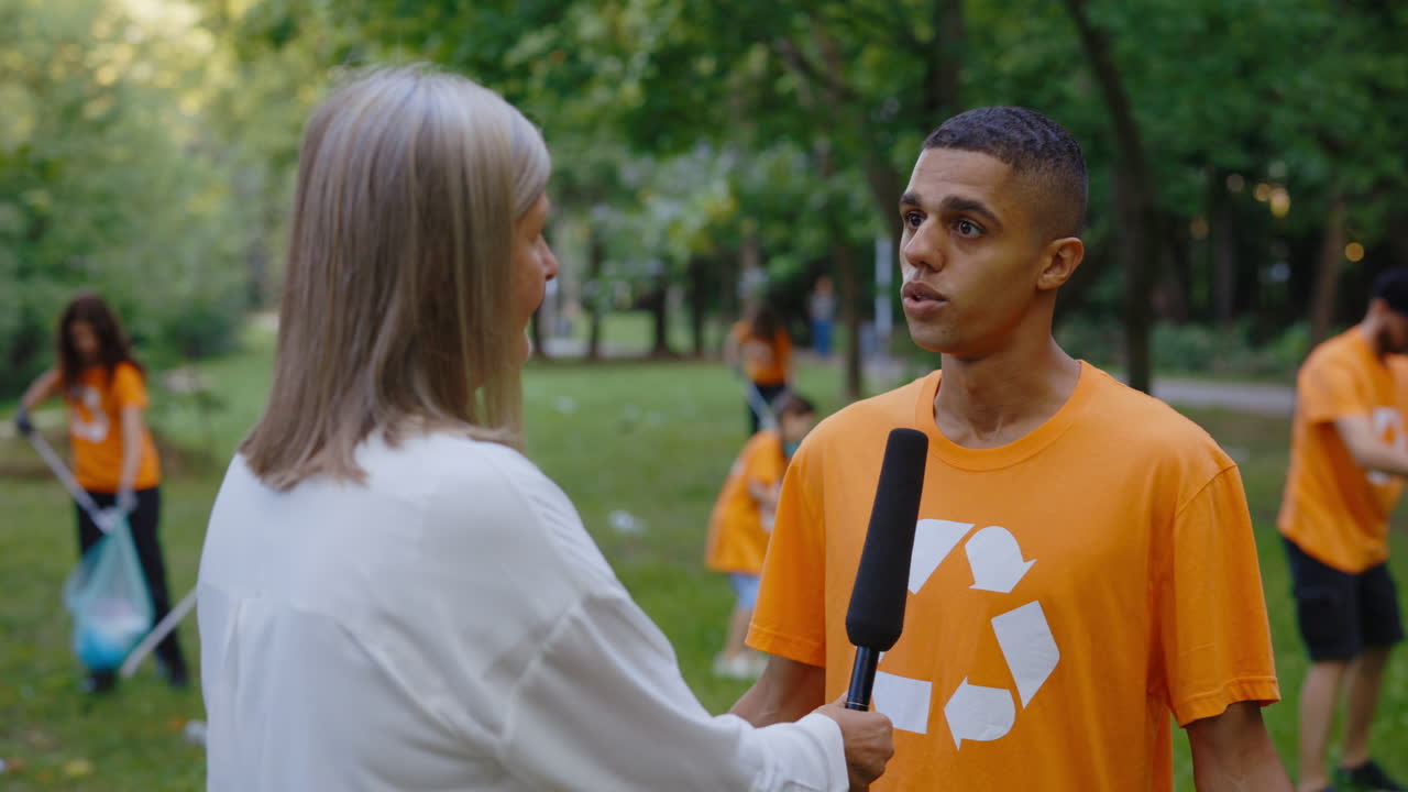 Intervista sul riciclo con volontari in un parco