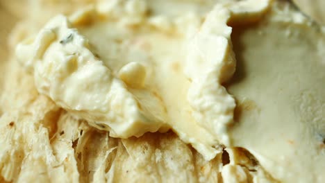 queso con crema en el pastel puff
