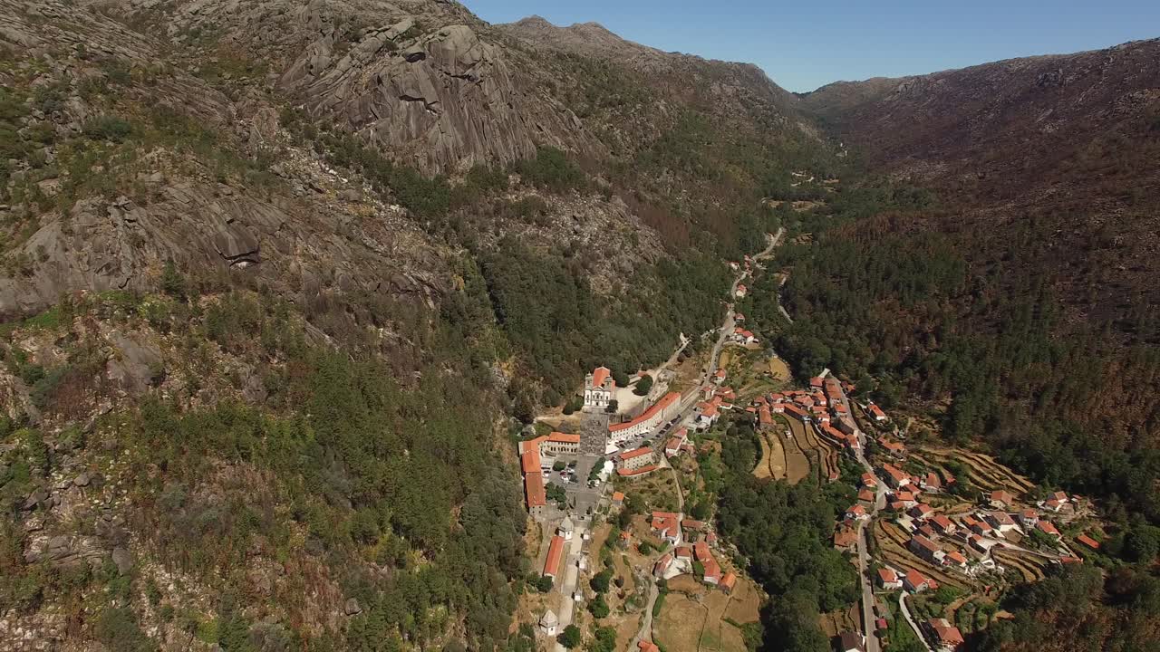 vista aérea hermoso pueblo en medio de las montañas