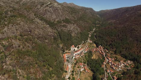 Vista-Aérea-Hermoso-Pueblo-En-Medio-De-Las-Montañas