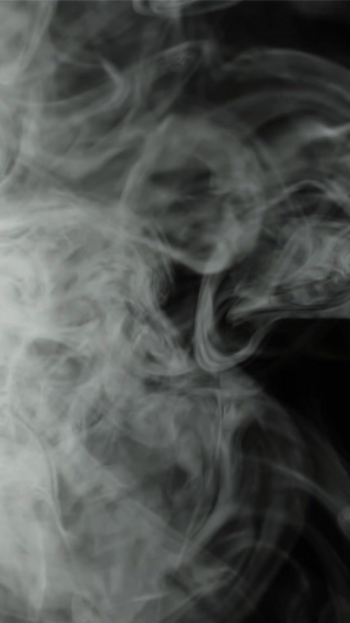 Fumo Bianco Astratto che Turbina e si Dissolve su Sfondo Nero