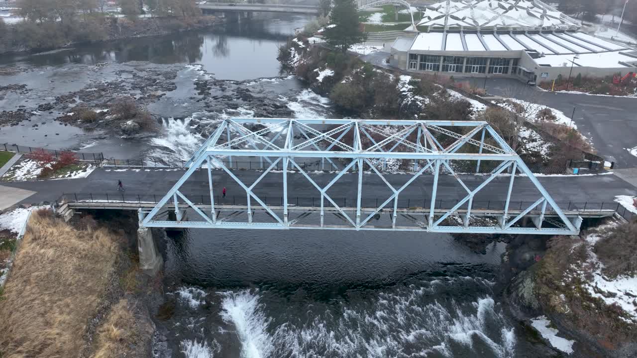 howard street middle channel bridge que conecta la isla de canadá con el distrito del centro de spokane