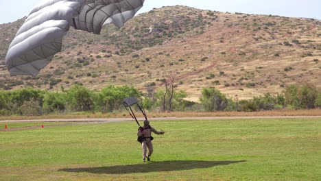 Elite-Streitkräfte-Und-Fallschirmjäger-Springen-Während-Der-Trainingsoperationen-Auf-Ein-Feld-Und-Landen-Darin