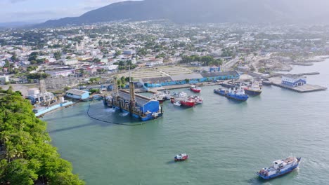 Luftschwenk-Zeigt-Schiffe-Im-Hafen-Von-Puerto-Plata,-Dominikanische-Republik