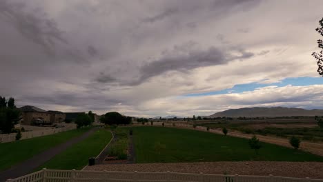 nublado a nubes dispersas después de una tormenta - lapso de tiempo en el patio trasero