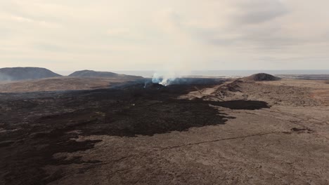 caldera volcánica humeante en el desolado paisaje volcánico de islandia