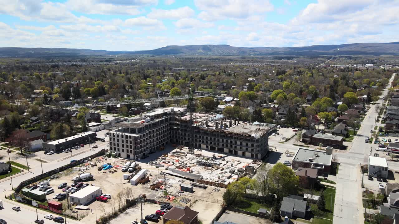 멀리 산 들 이 있는 건설 현장 의 공중 전망