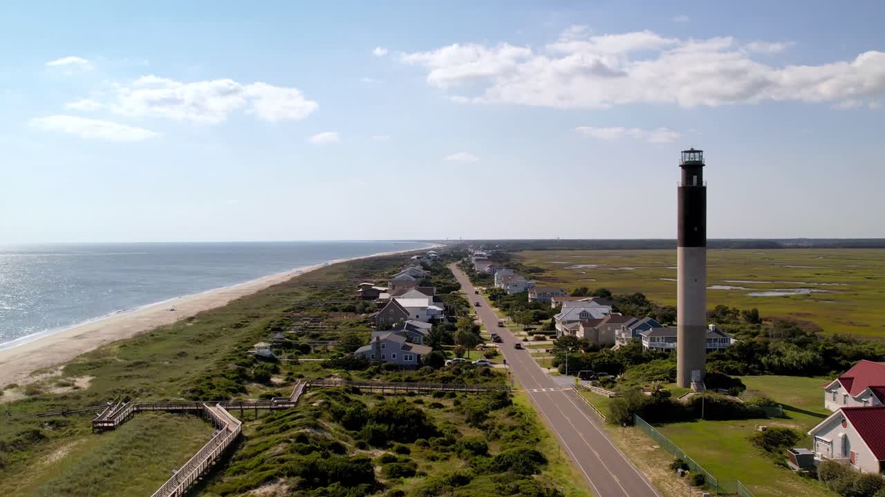 Lunga ripresa aerea del faro di Oak Island a Caswell Beach, Carolina del Nord.