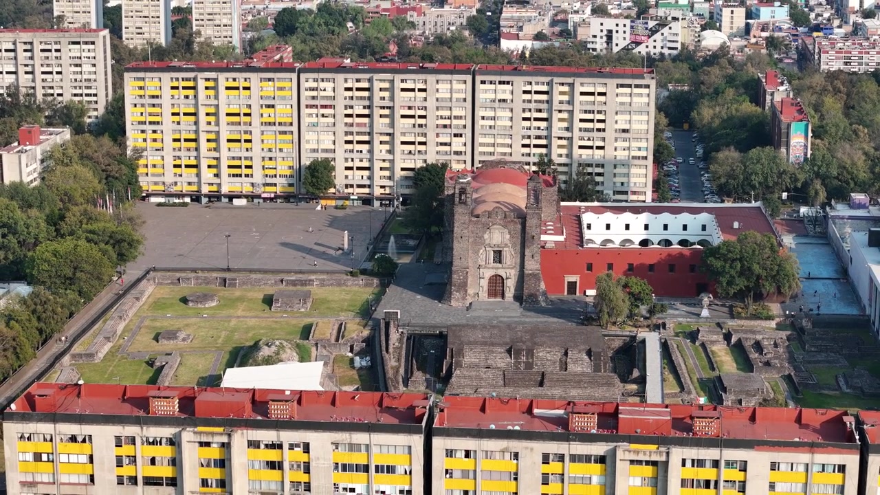 Toma de dron en retroceso de Tlatelolco