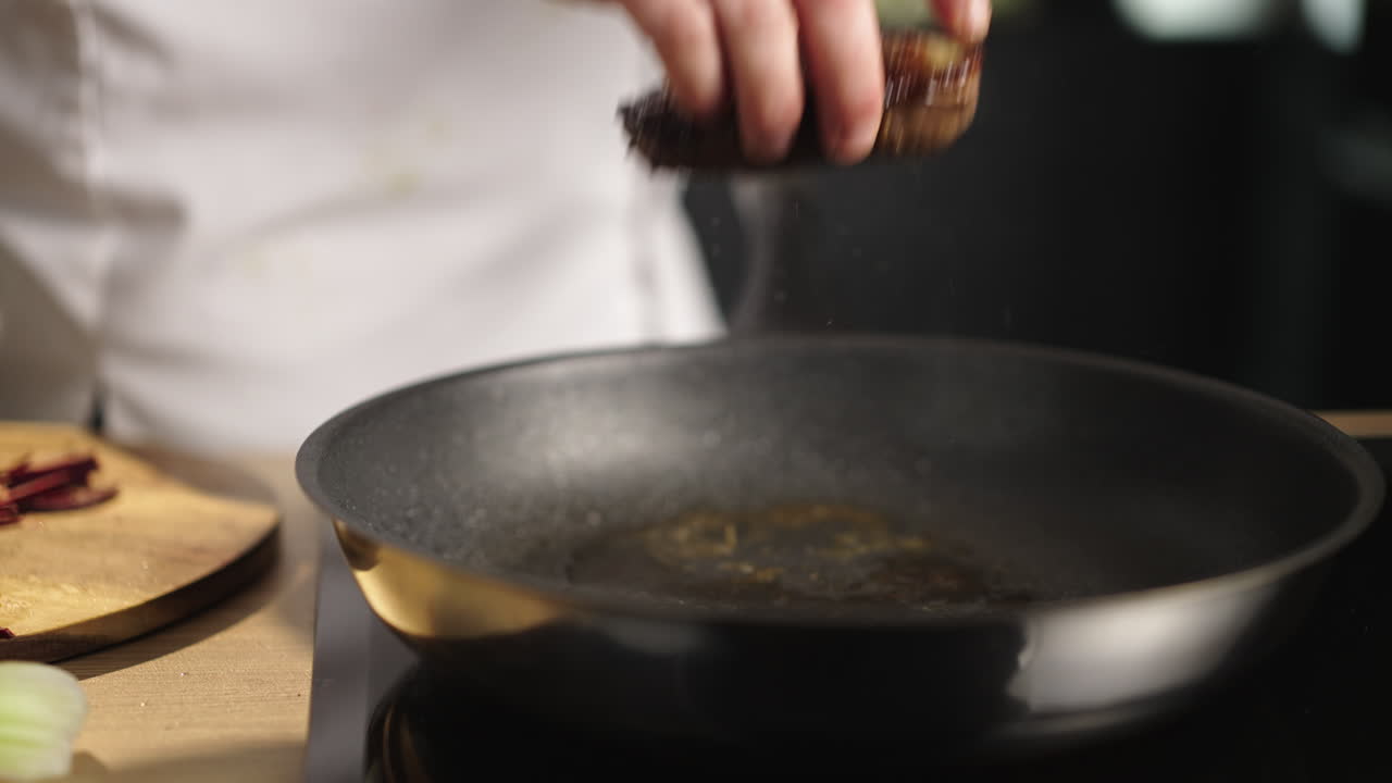 cocinar carne en una sartén