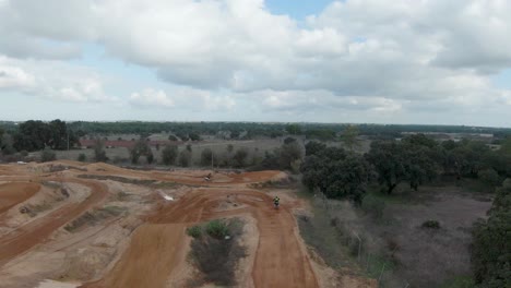 los pilotos de motocross toman giros con bancos de tierra en sincronía vista general aérea